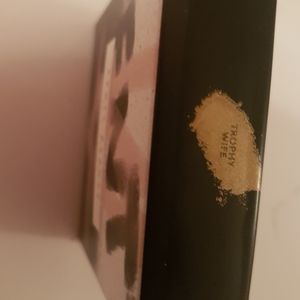 Fenty Beauty Makeup - Fenty killawatt highlighter in Trophy Wife (gold) Fenty Beauty Makeup - Fenty killawatt highlighter in Trophy Wife (gold)